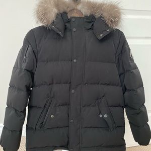 Moose Knuckles kids coat in black with fur trim. Size XL. Barely worn!
